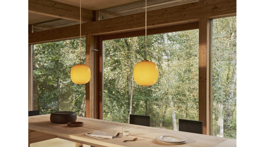 SS25-VL45-Radiohus-Pendant-Asnaes-Amber-Dinner-Table-Close-UP