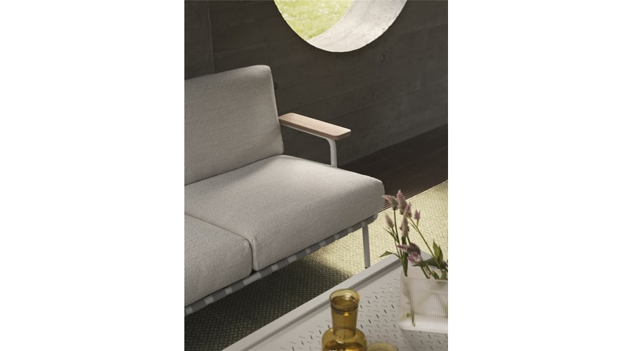 Settle-sofa-2-laze-1-grey-flow-coffee-table-ply-rug-recycled-polyester-moss-green-ridge-vase-16-white-frosted-glass-muuto-org